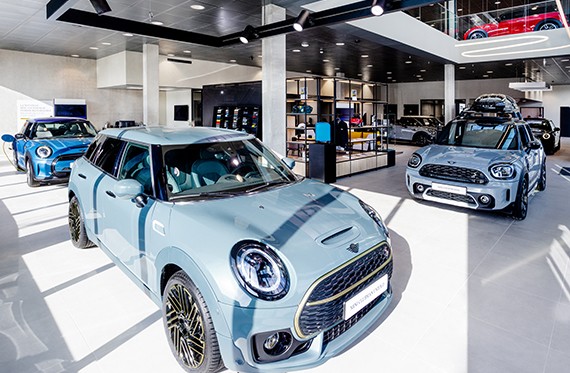 UN VASTE SHOWROOM MINI NEXT.